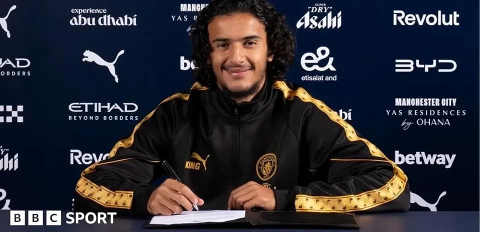 Joueur signant un contrat avec Manchester City