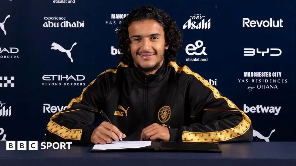 Joueur signant un contrat avec Manchester City