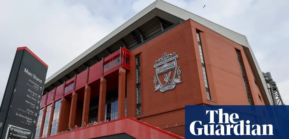Façade du stade de Liverpool avec logo