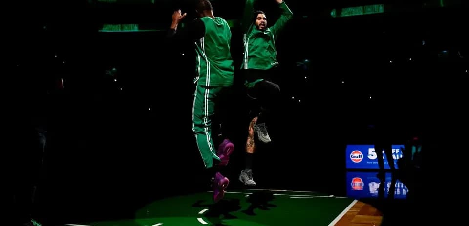 Joueurs des Celtics sautant sur le terrain avant le match