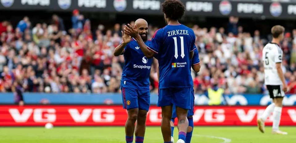 Joueurs célébrant ensemble sur le terrain de football