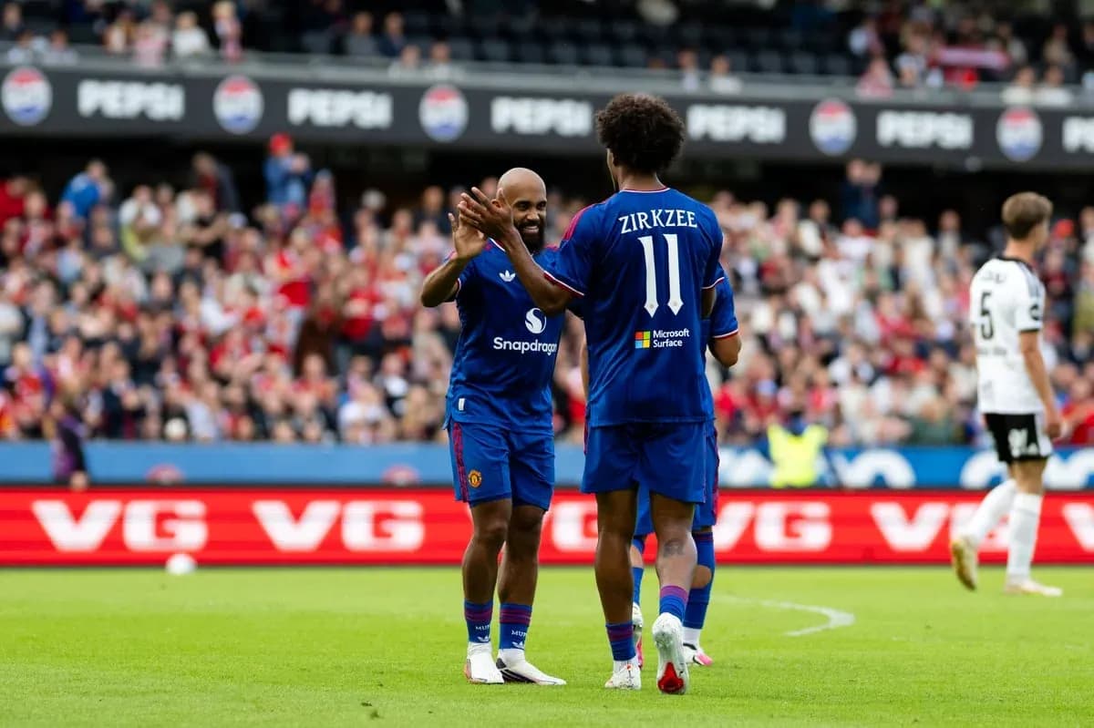Joueurs célébrant ensemble sur le terrain de football