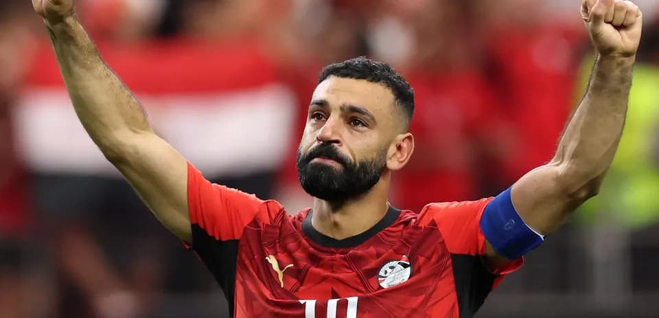 Joueur égyptien levant le poing après un match