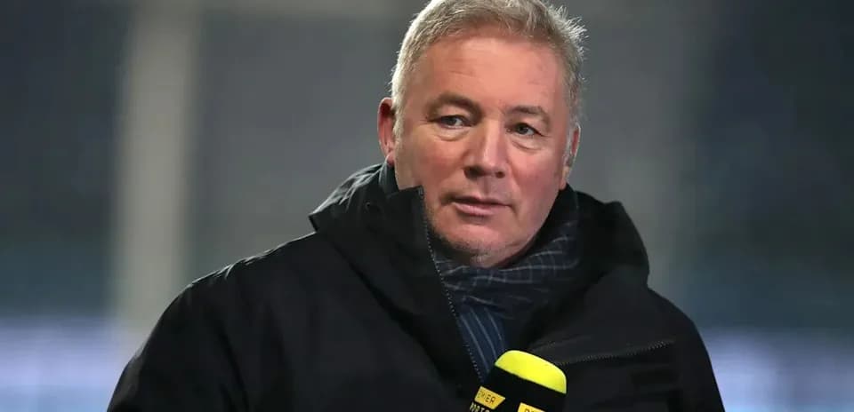 Commentateur sportif s'exprimant avec un microphone