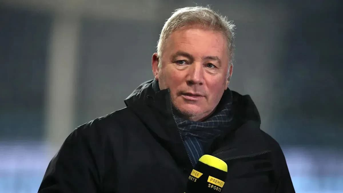 Commentateur sportif s'exprimant avec un microphone