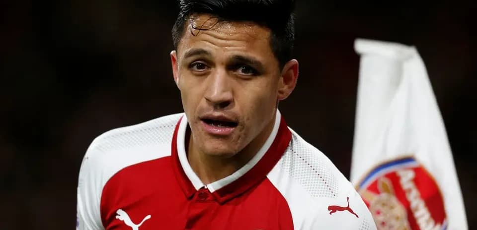 Joueur d'Arsenal avec maillot rouge sur le terrain