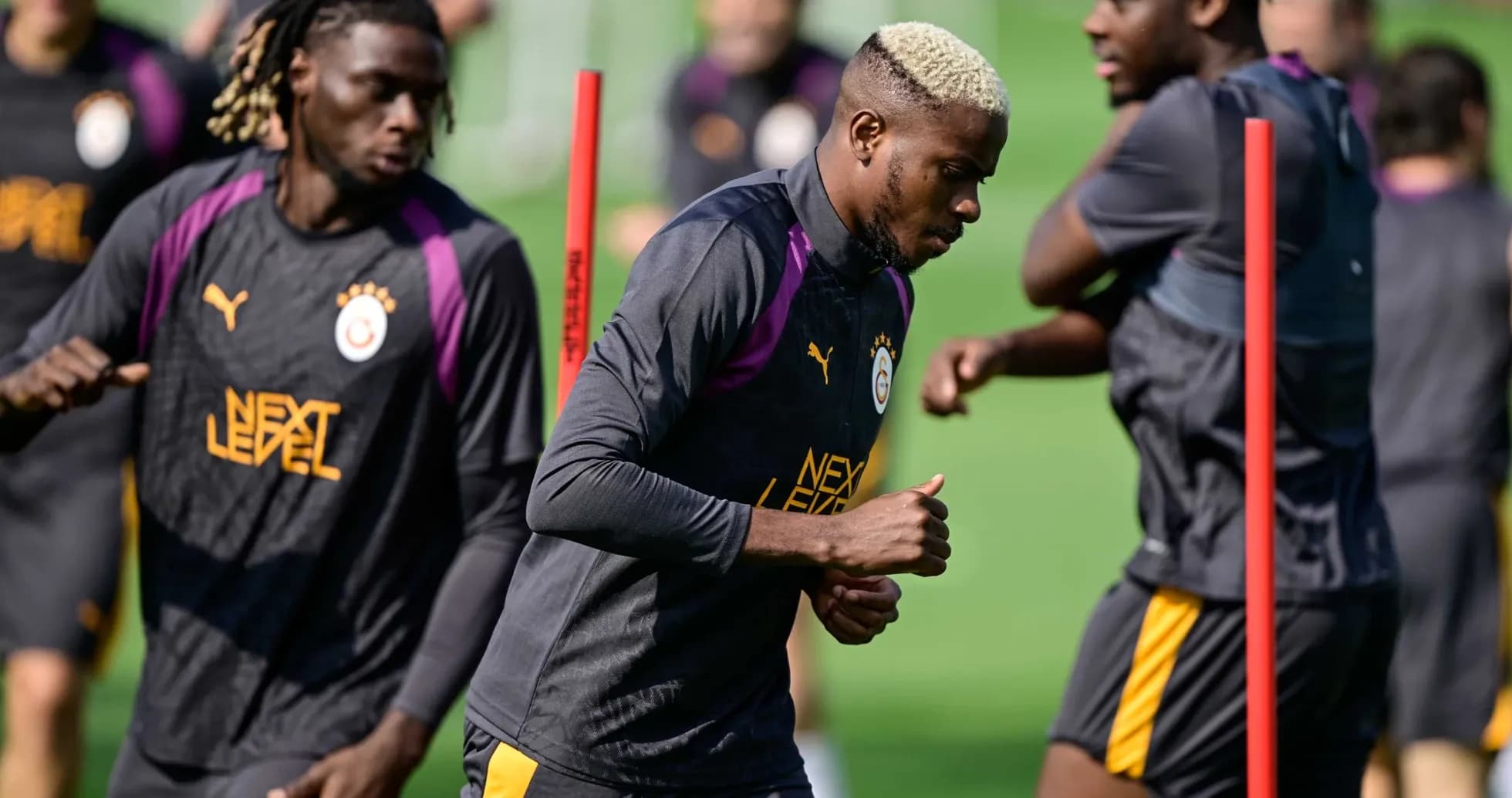 Joueurs de Galatasaray s'entraînant sur le terrain