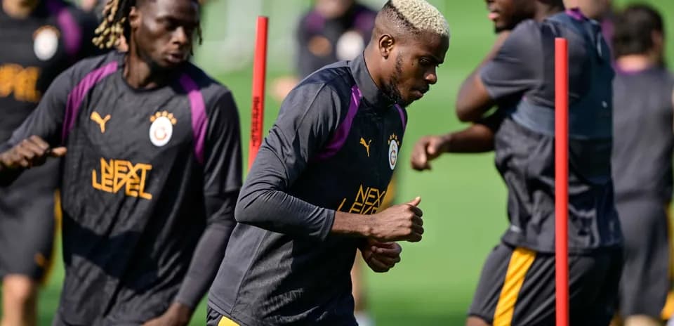 Joueurs de Galatasaray s'entraînant sur le terrain