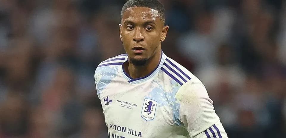 Joueur d'Aston Villa en action sur le terrain