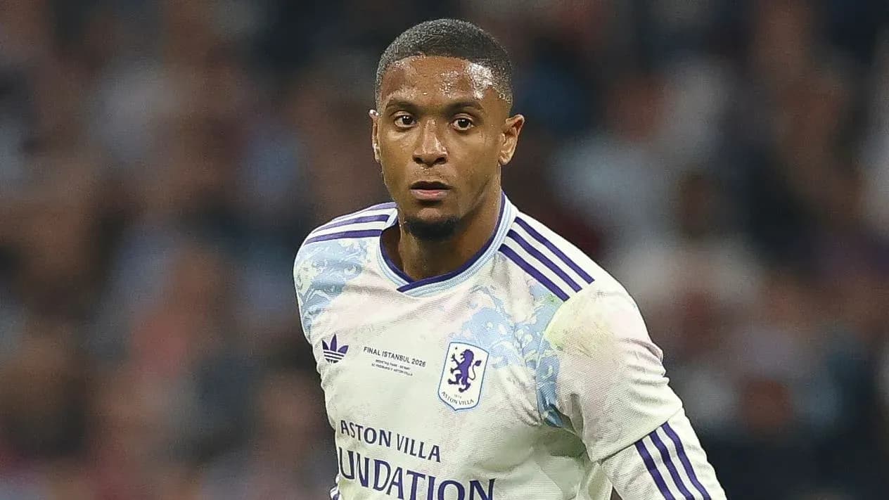 Joueur d'Aston Villa en action sur le terrain