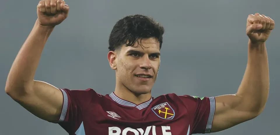Joueur levant les bras en signe de victoire