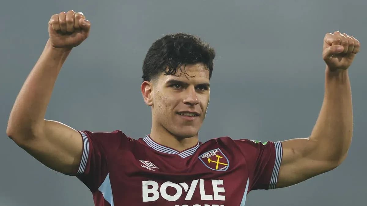 Joueur levant les bras en signe de victoire