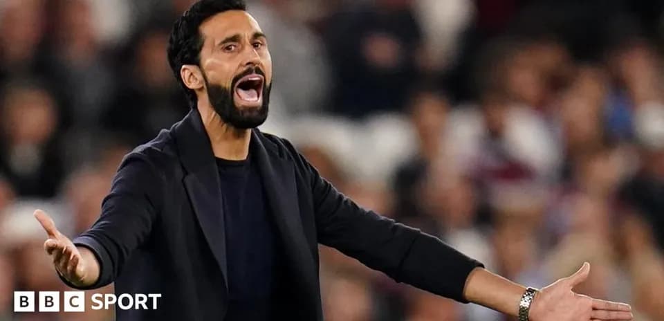 Entraîneur s'exprimant avec passion sur le terrain
