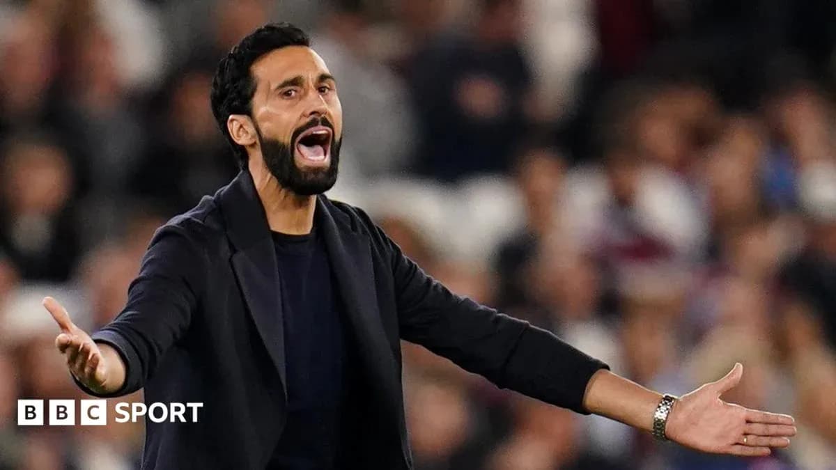 Entraîneur s'exprimant avec passion sur le terrain