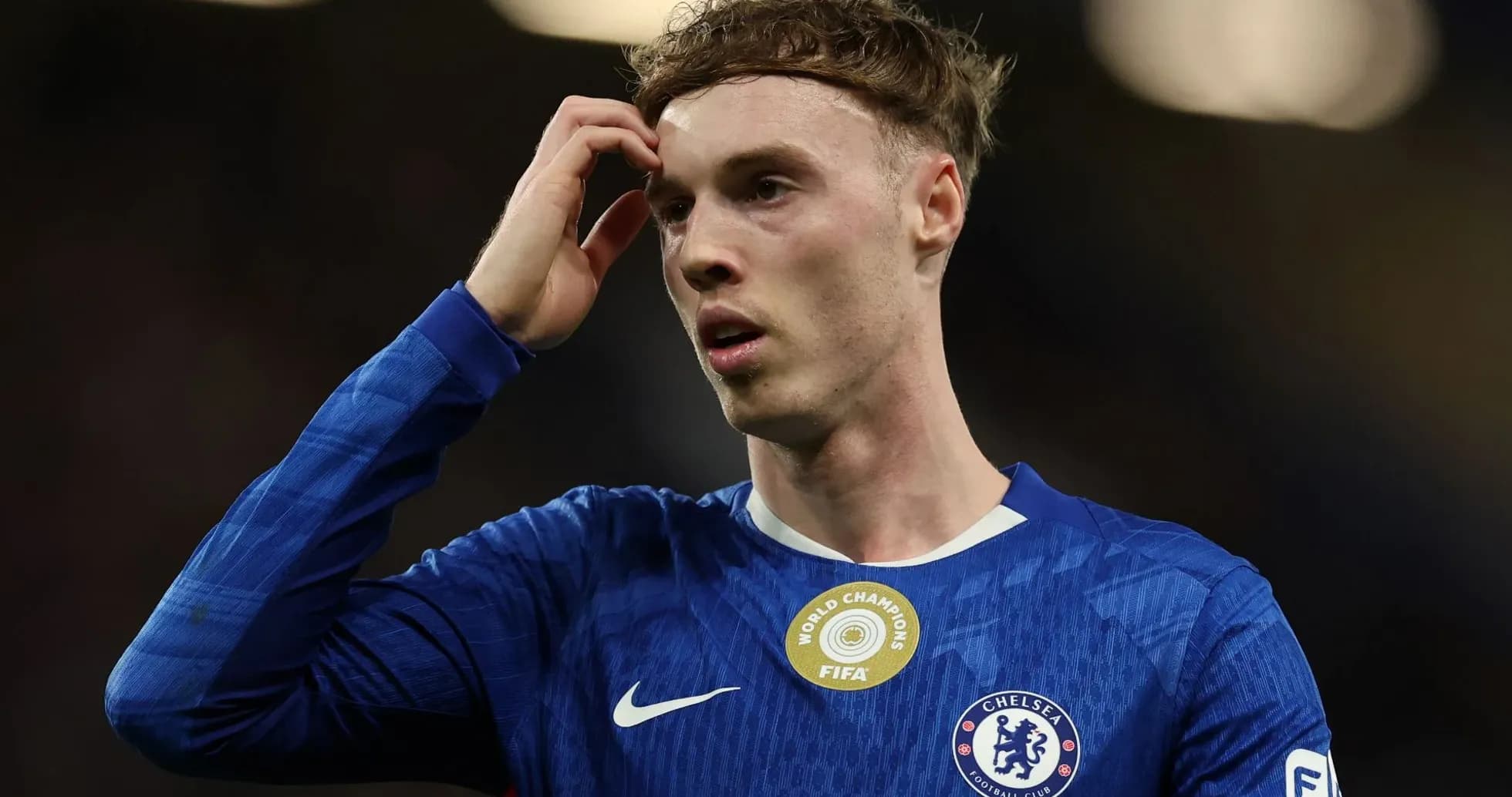 Joueur de Chelsea avec maillot bleu en action