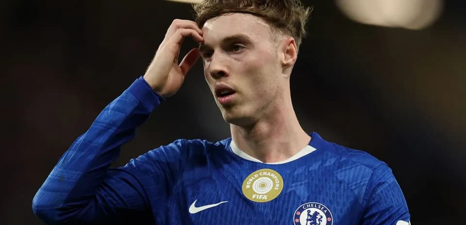 Joueur de Chelsea avec maillot bleu en action