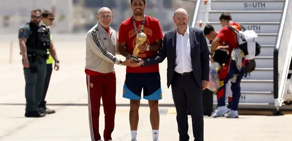 Joueur recevant le trophée sur le tarmac de l'aéroport