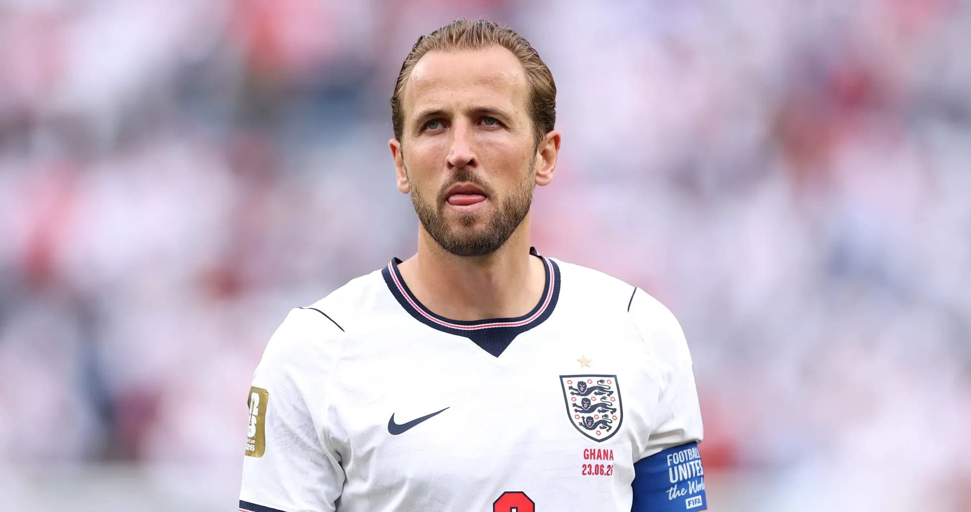 Joueur anglais en tenue nationale sur le terrain