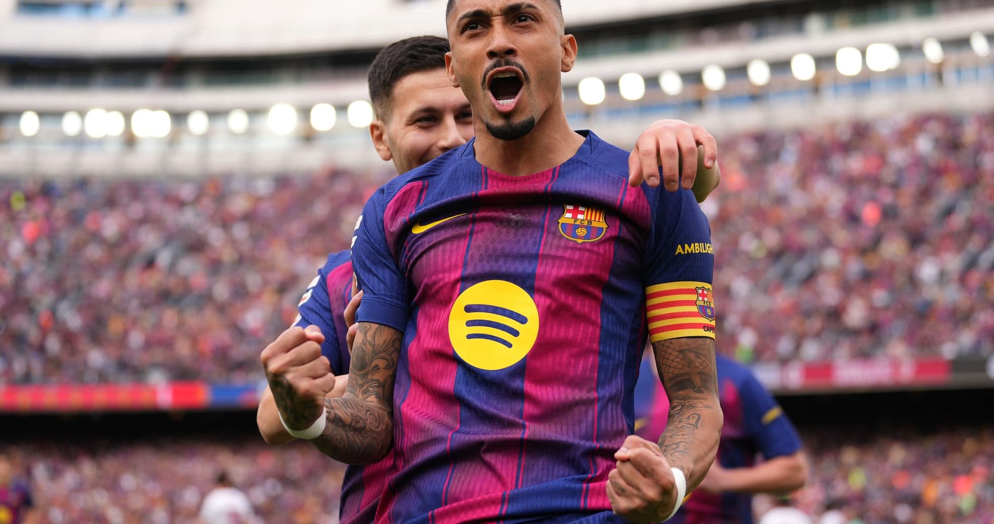 Joueurs du FC Barcelone célébrant un but