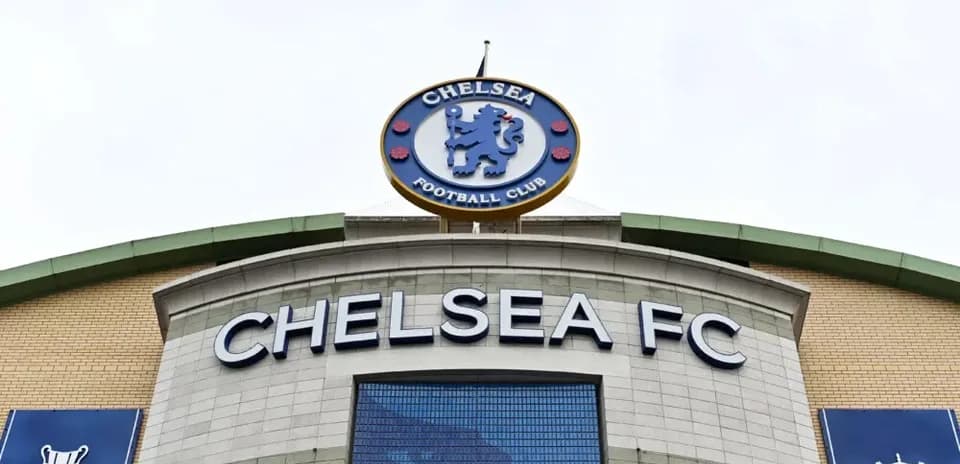 Façade du stade de Chelsea FC avec le logo