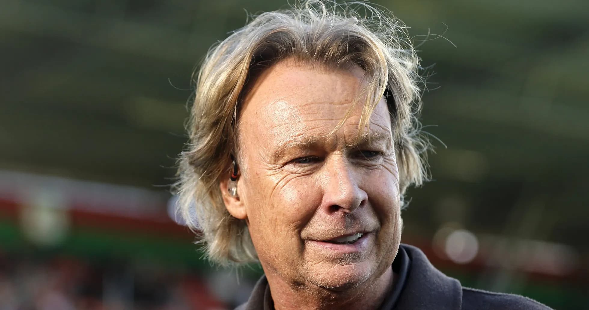 Homme avec des cheveux longs sur le terrain de sport