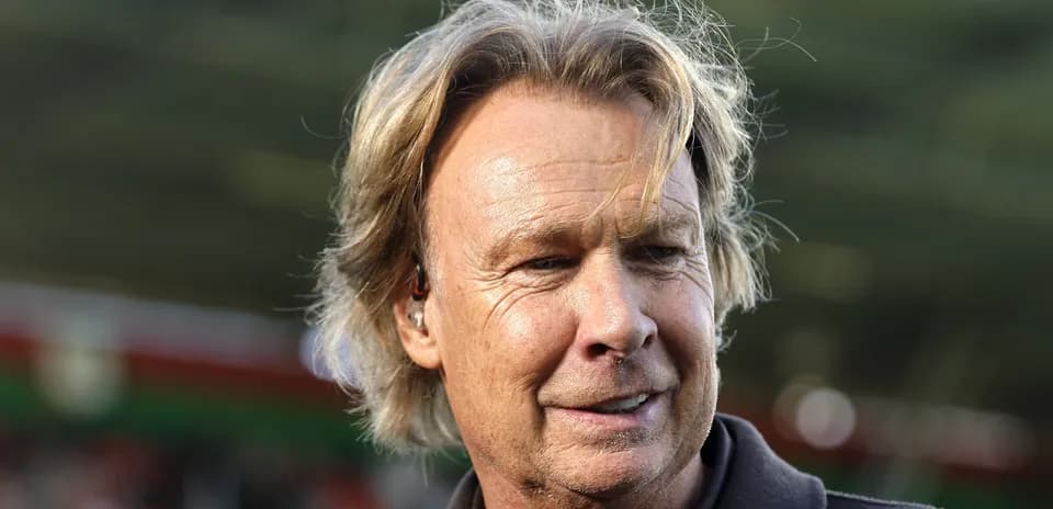 Homme avec des cheveux longs sur le terrain de sport