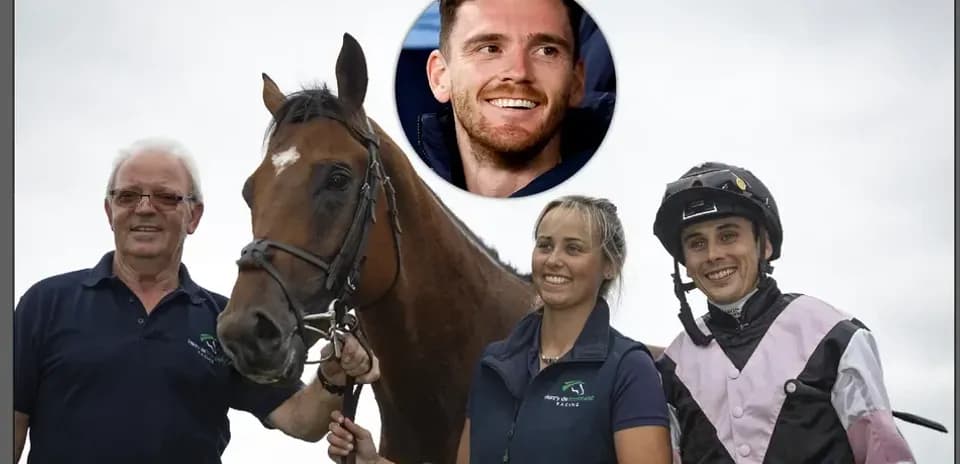 Groupe de personnes avec un cheval de course