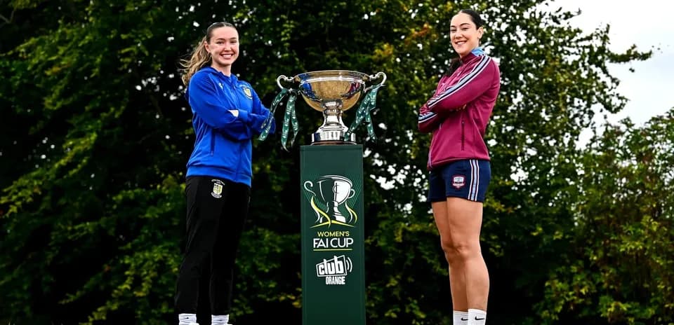 Deux joueuses posant avec le trophée de la Women's FAI Cup
