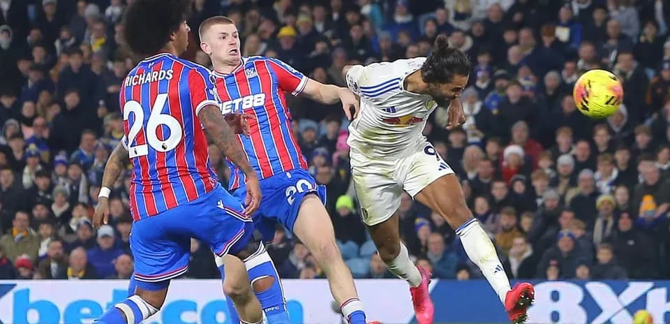 Un joueur de Leeds marque un but contre Crystal Palace