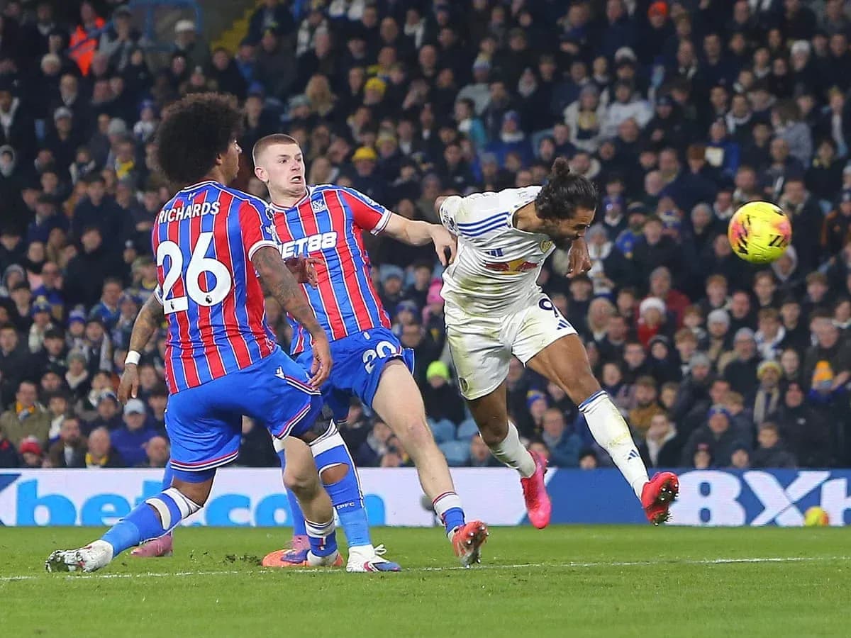 Un joueur de Leeds marque un but contre Crystal Palace