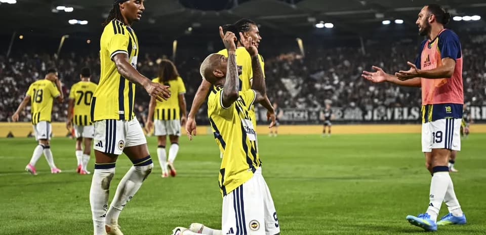 Joueurs de Fenerbahçe célébrant un but