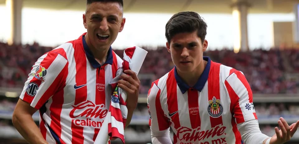 Joueurs de Guadalajara Chivas célébrant un but