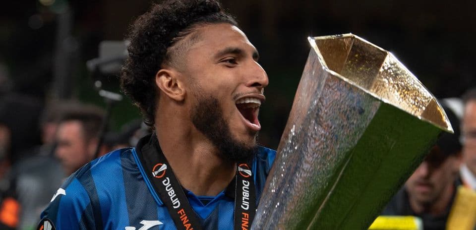 Joueur célébrant avec le trophée de la finale