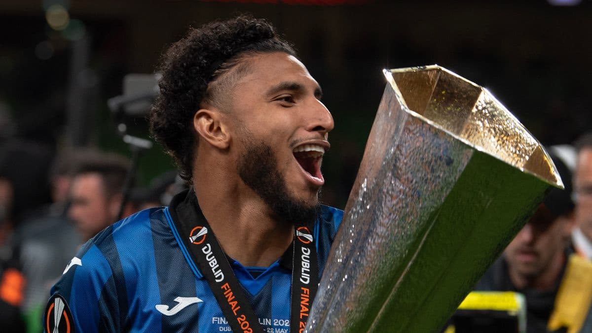 Joueur célébrant avec le trophée de la finale