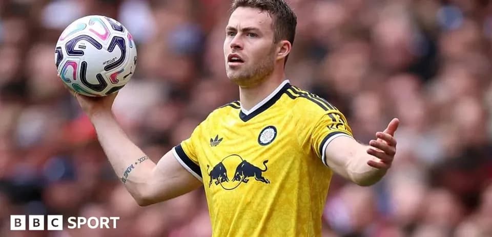 Joueur effectuant une remise en touche lors d'un match
