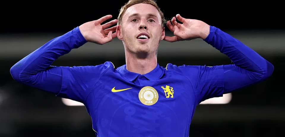 Joueur de Chelsea célébrant un but avec les mains aux oreilles