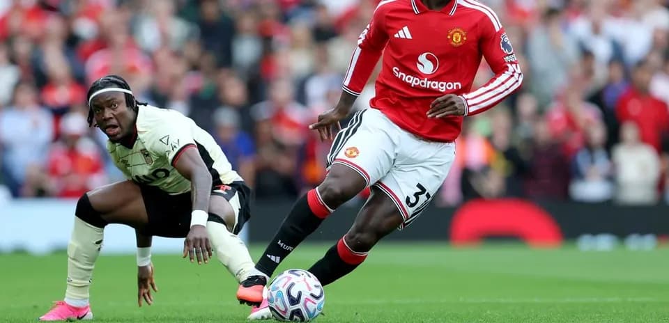 Joueur de Manchester United dribblant un adversaire
