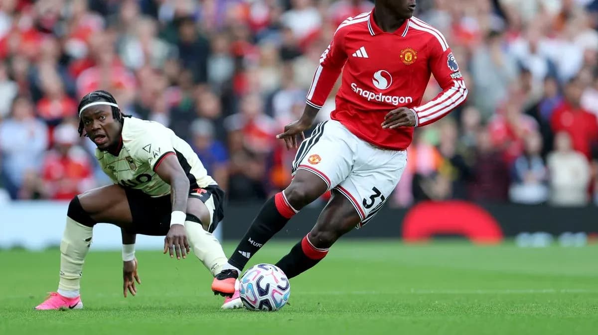 Joueur de Manchester United dribblant un adversaire