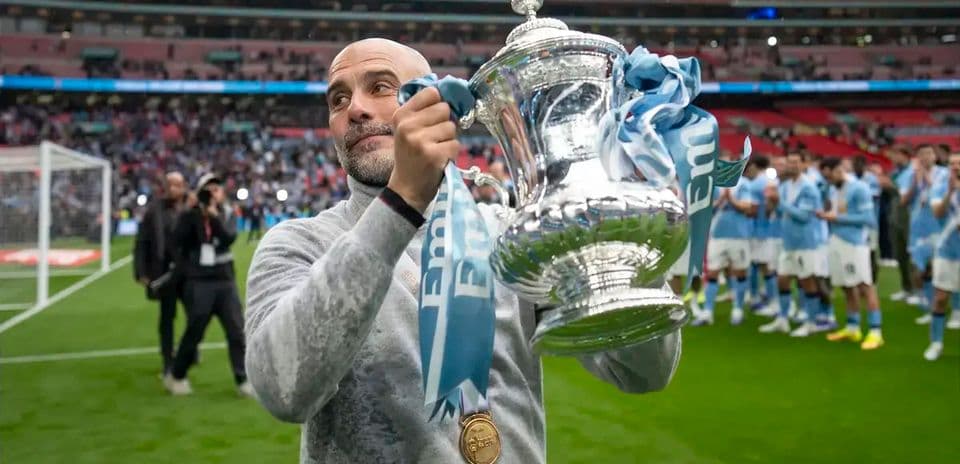 Entraîneur tenant le trophée à Wembley après la victoire