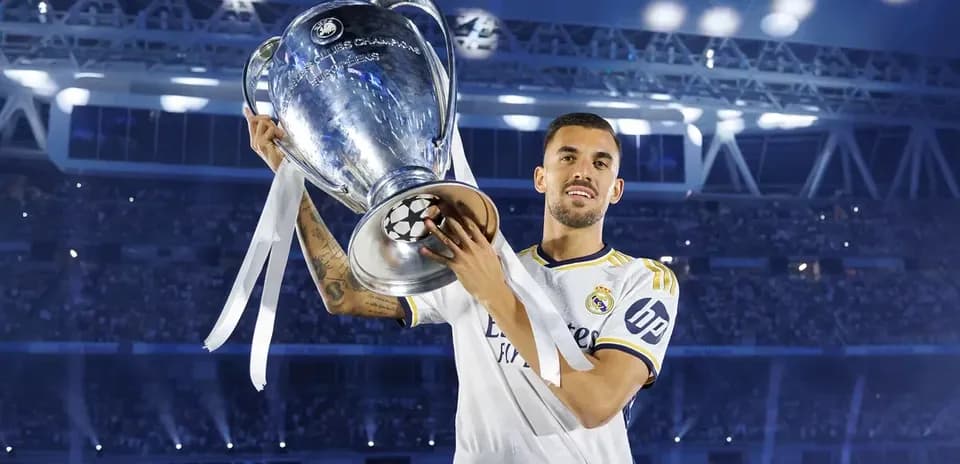 Joueur de Real Madrid levant le trophée de la Ligue des champions