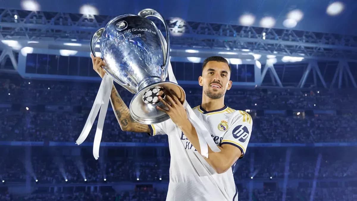 Joueur de Real Madrid levant le trophée de la Ligue des champions