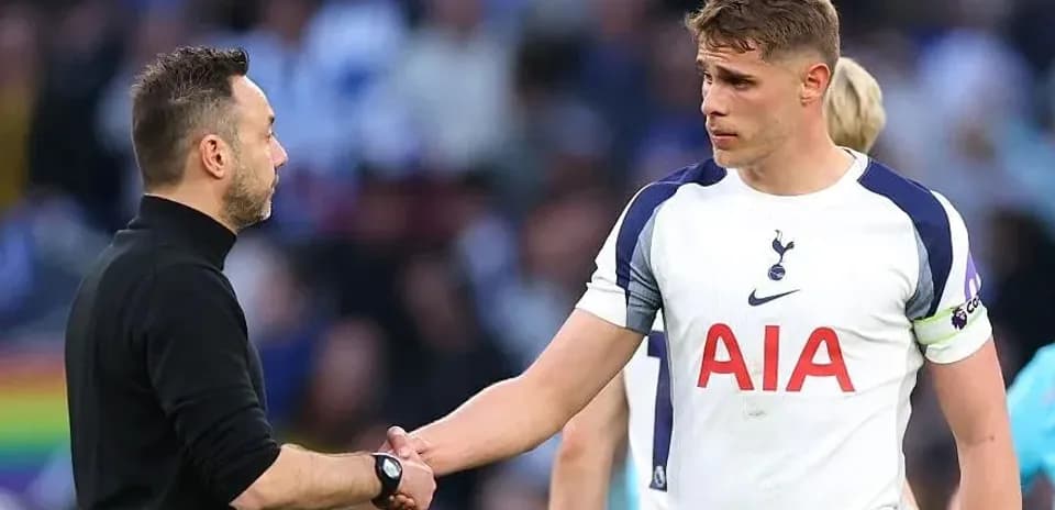 Entraîneur serrant la main d'un joueur de Tottenham
