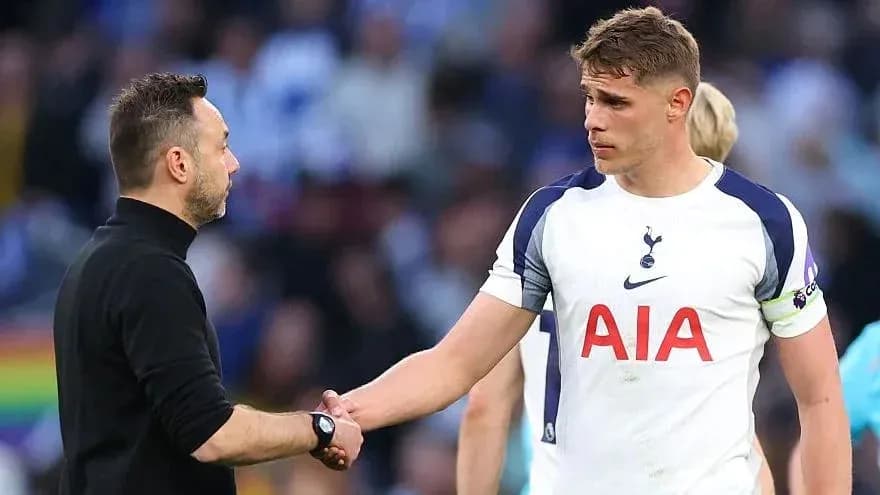 Entraîneur serrant la main d'un joueur de Tottenham