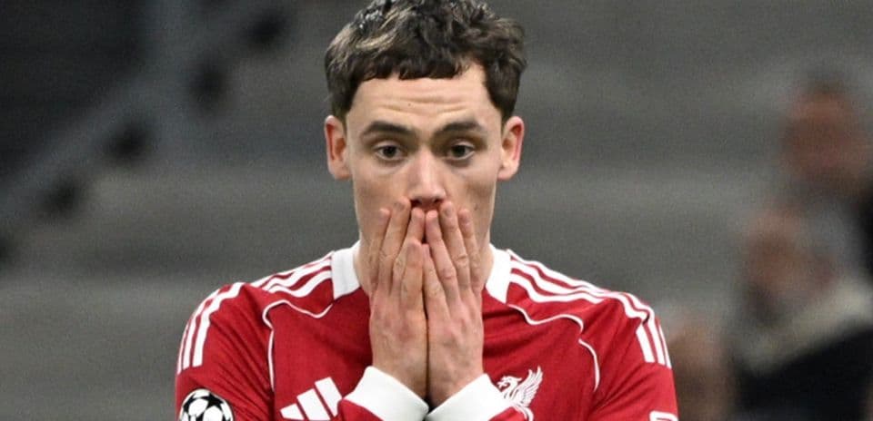 Joueur de Liverpool se tenant le visage en match