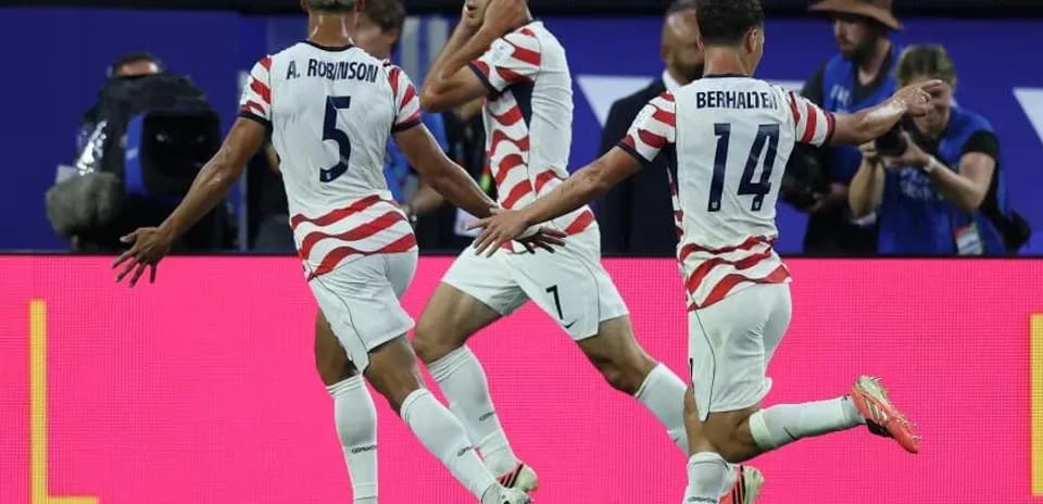 Joueurs américains célébrant un but lors du match