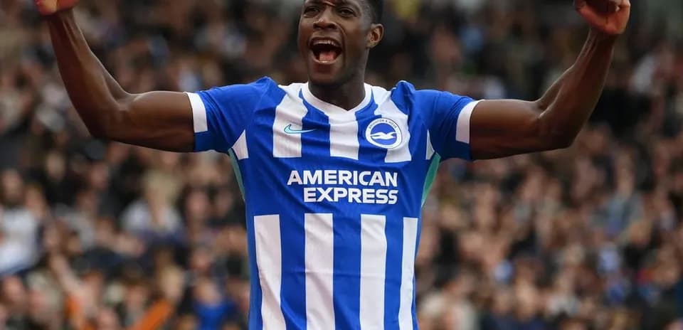Joueur de Brighton célébrant un but devant les supporters