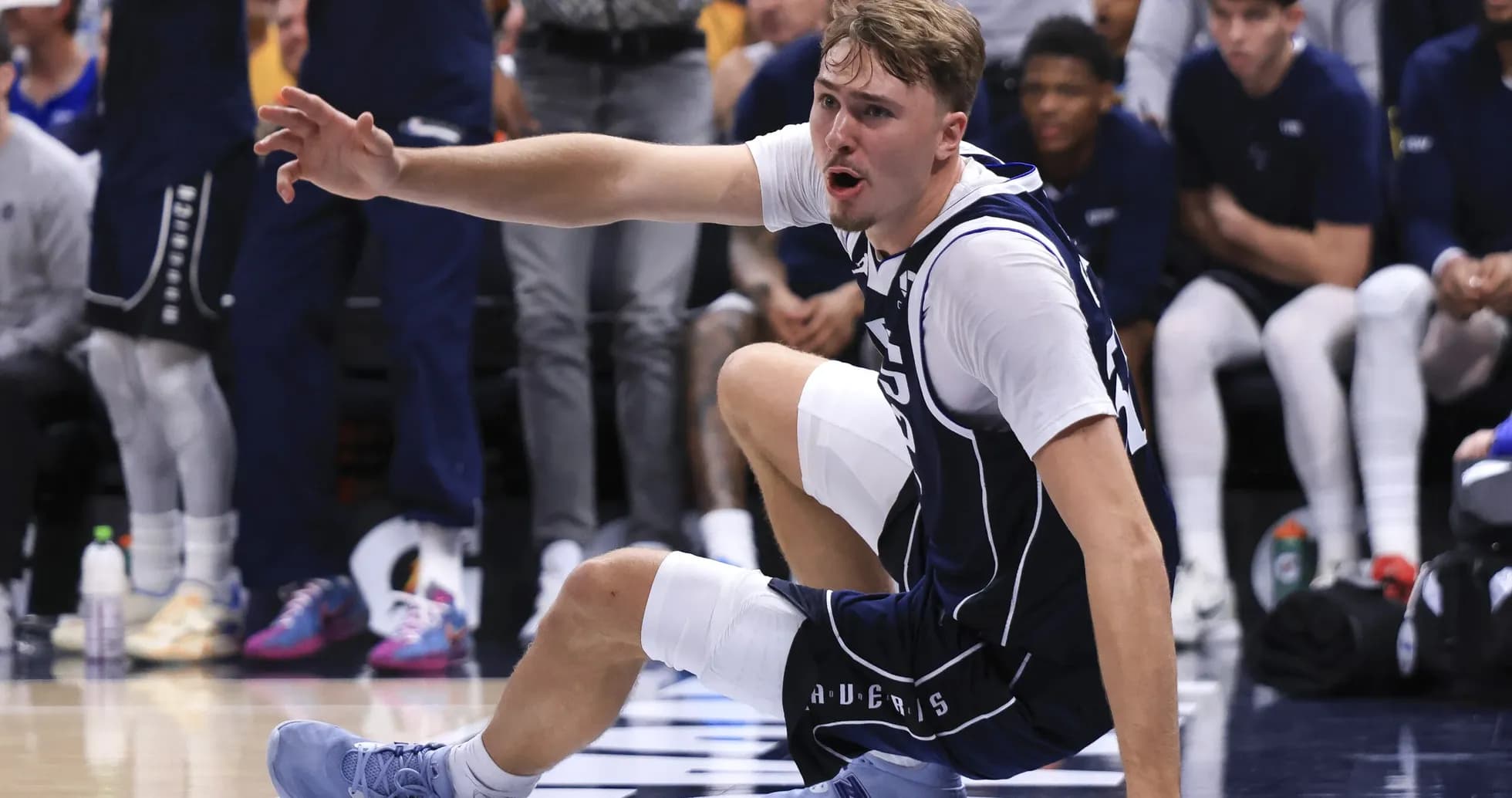 Joueur des Mavericks assis sur le terrain, gesticulant