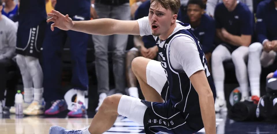Joueur des Mavericks assis sur le terrain, gesticulant