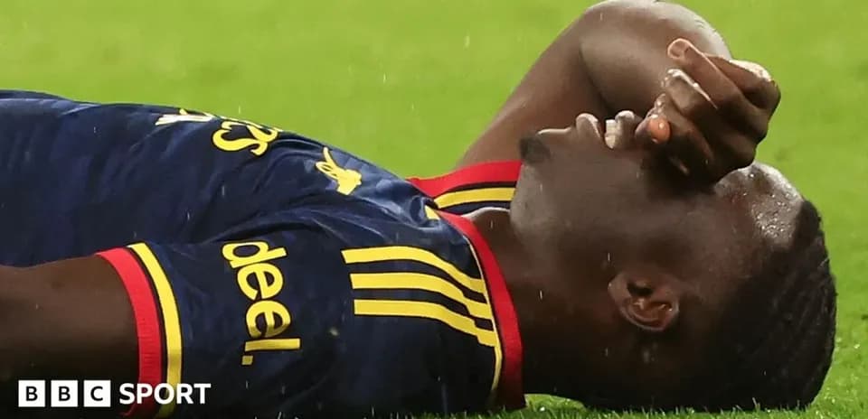 Joueur blessé au sol sur le terrain de football