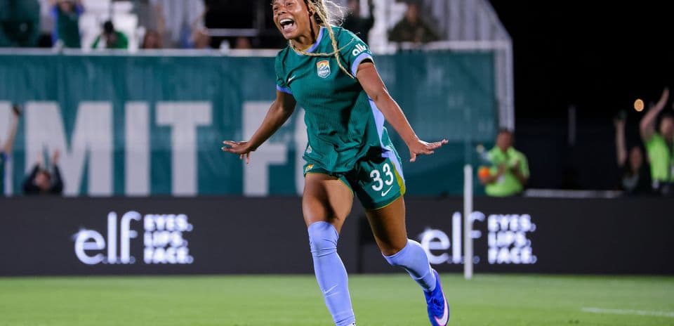 Joueuse célébrant un but sur le terrain